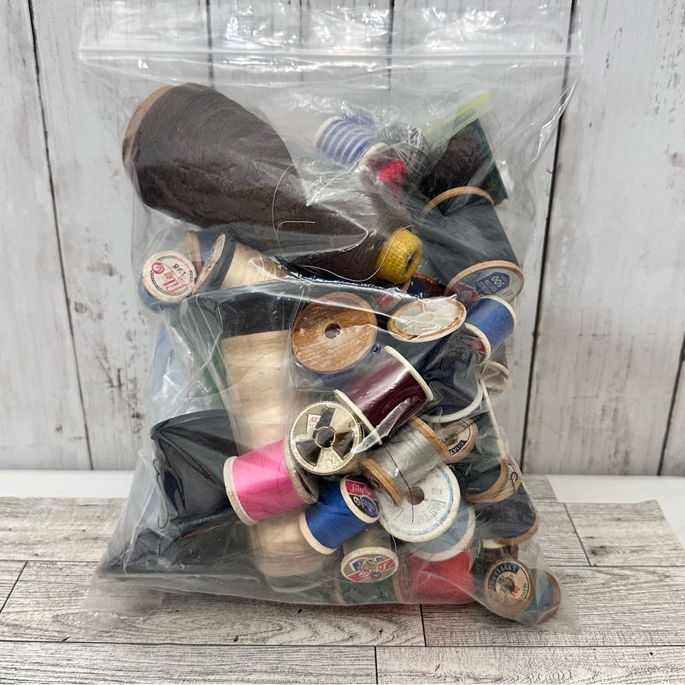 Lot Vintage Wood Spools Sewing Thread Mixed Varieties Colors